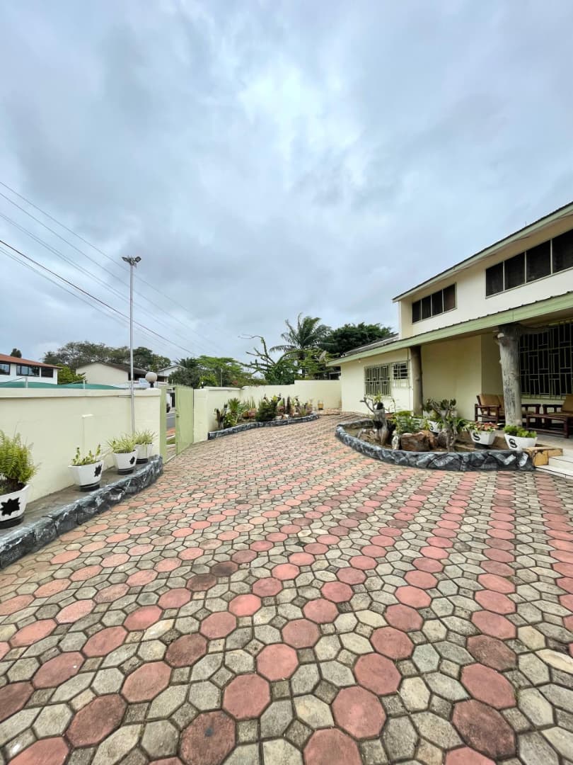 IMG-20250818-WA0003 Spacious 5-bedroom house up for sale in Kanda, Accra
