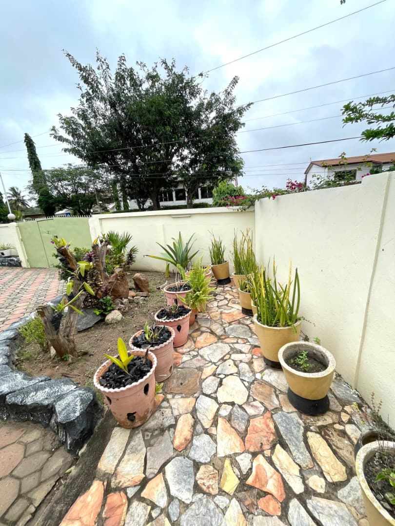 IMG-20250818-WA0004 Spacious 5-bedroom house up for sale in Kanda, Accra