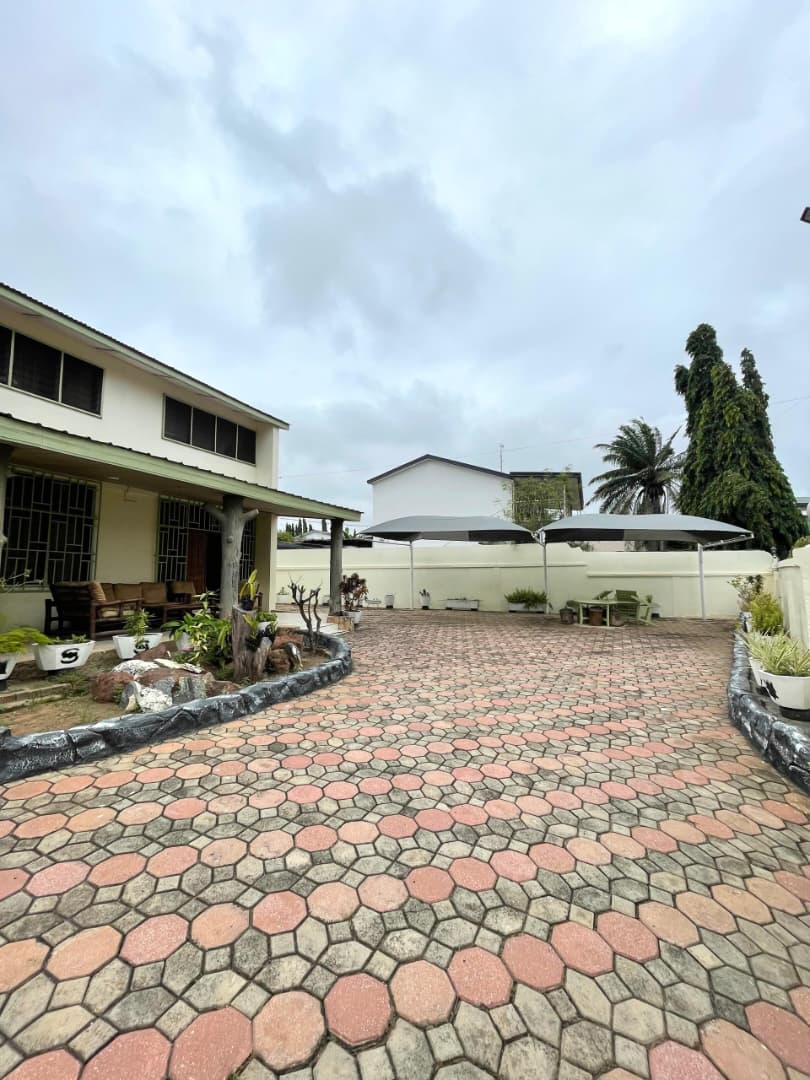 IMG-20250818-WA0017 Spacious 5-bedroom house up for sale in Kanda, Accra