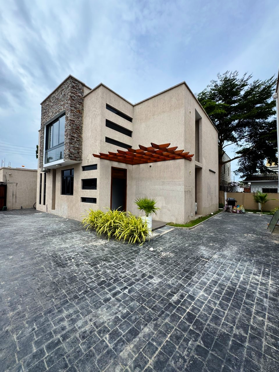WhatsApp Image 2026-10-01 at 16.07.25 4-bedroom townhouses for Sale in Labone, Accra